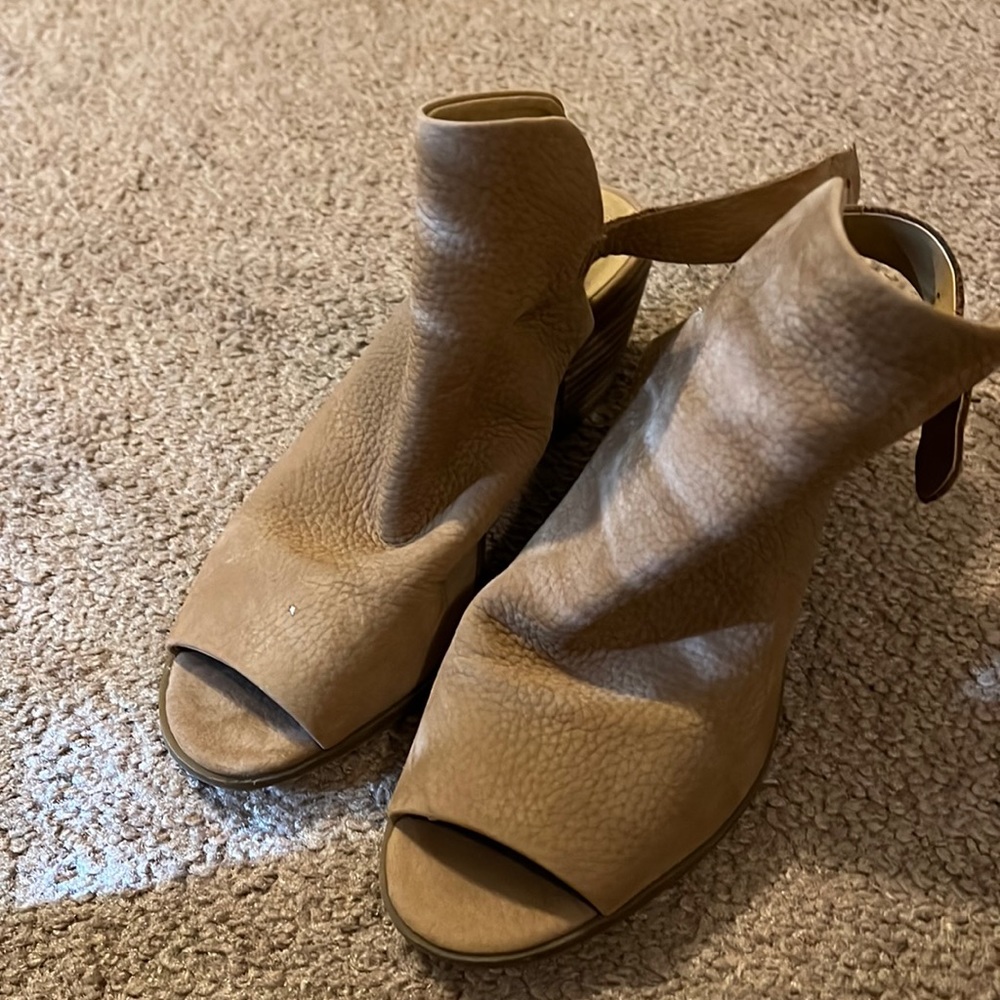 Lucky Brand 🍀 Woman’s size 6, open toe, strap back bootie